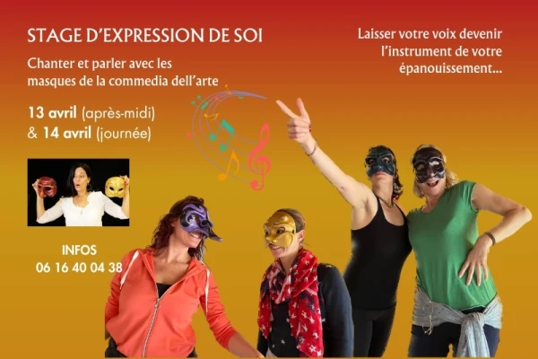 quatre femmes portant des masques chantant et parlant arrière plan orange dégradée information concernant stage de chant avec les masques de la commedia dell arte